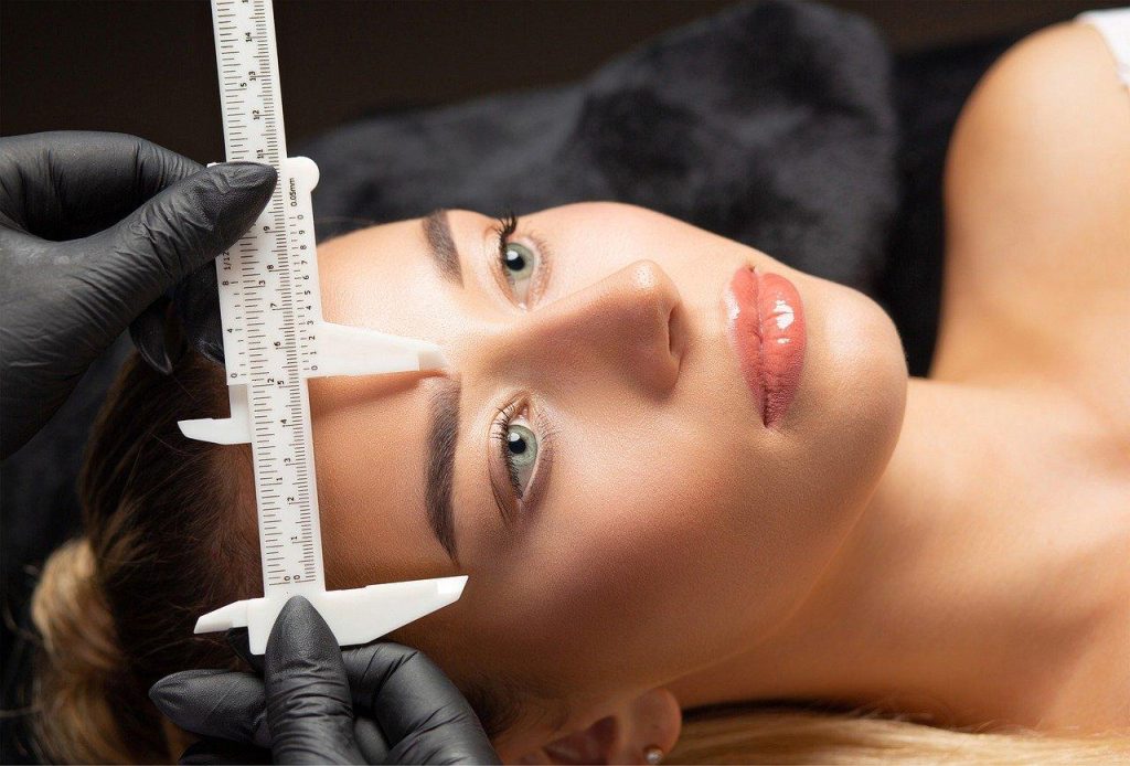 Micropigmentación vs. Microblading: ¿Qué Duele Más?